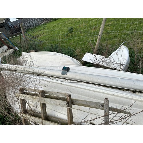 509 - Star Lot : A 13 feet fibreglass boat. Refinished and ready to go. This lot to be collected in Donaba... 