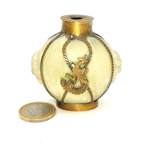 970 - A beautiful early 20th century Chinese carved stone snuff bottle / perfume vinaigrette boasting bras... 