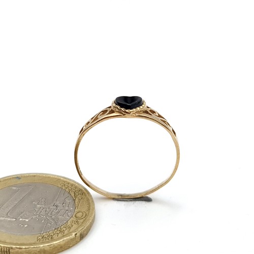 50 - A 9ct gold Black Onyx Heart Shaped Ring set with attractive scroll mount, hallmarked Sheffield 1994,... 