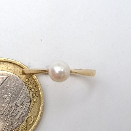 55 - A pretty 9ct Gold Pearl Ring, size M.