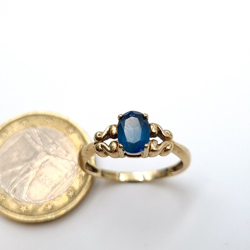 890 - A truly beautiful and unusual vintage 9 carat gold ring, set with a central Blue Topaz stone which i... 