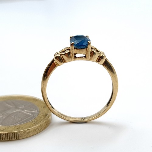 890 - A truly beautiful and unusual vintage 9 carat gold ring, set with a central Blue Topaz stone which i... 