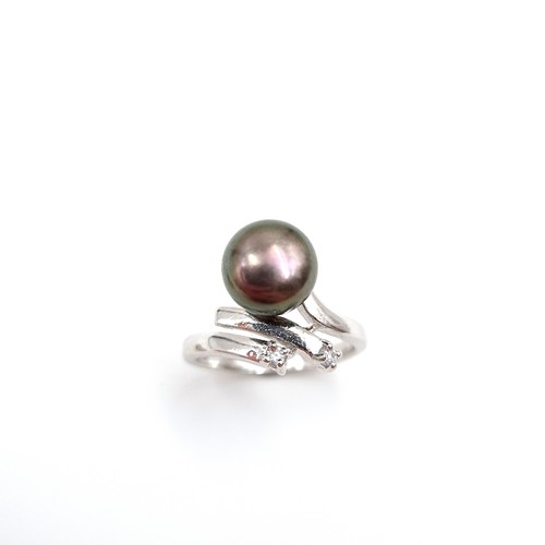 914 - A very pretty example of a Black Cultured Pearl set sterling silver ring. Ring size: L.