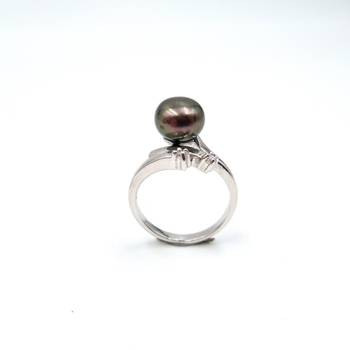 914 - A very pretty example of a Black Cultured Pearl set sterling silver ring. Ring size: L.