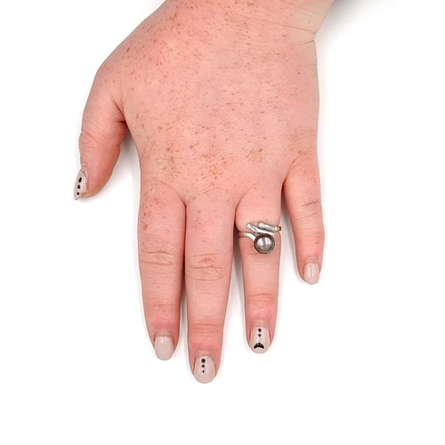 914 - A very pretty example of a Black Cultured Pearl set sterling silver ring. Ring size: L.