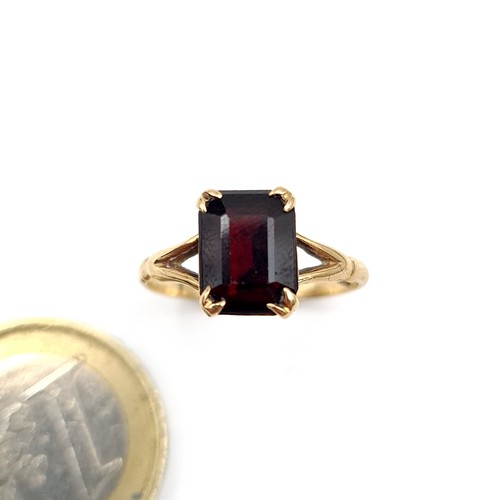 942 - A striking 9 carat gold Single Stone Ring, set with a striking deeply hued natural garnet stone. Wei... 