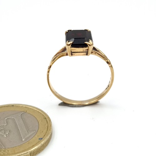 942 - A striking 9 carat gold Single Stone Ring, set with a striking deeply hued natural garnet stone. Wei... 