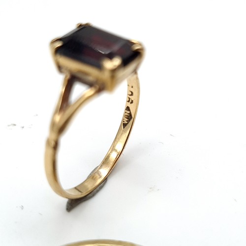 942 - A striking 9 carat gold Single Stone Ring, set with a striking deeply hued natural garnet stone. Wei... 