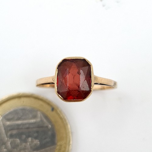 943 - A beautiful 9 carat Gold Ring, set with a deeply hued natural garnet. Weight 1.38g. Size M. With pre... 