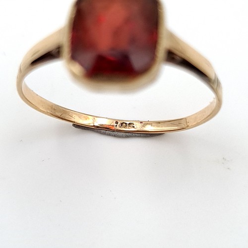 943 - A beautiful 9 carat Gold Ring, set with a deeply hued natural garnet. Weight 1.38g. Size M. With pre... 