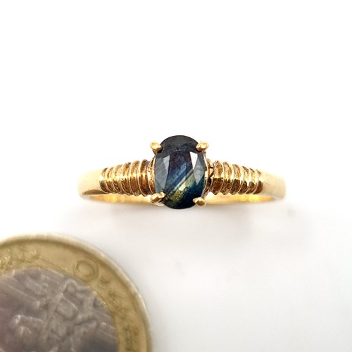 948 - A very elegant 9ct Gold Ring set with a tourmaline stone. Weight 1.66g. Size M. With presentation bo... 