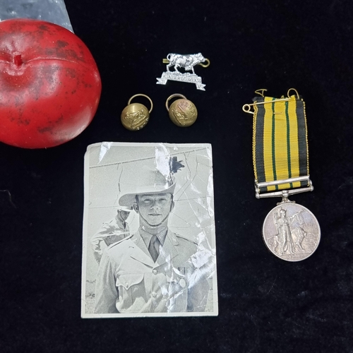 515 - A selection of military items stemming from the Africa general service British colonial army. Includ... 