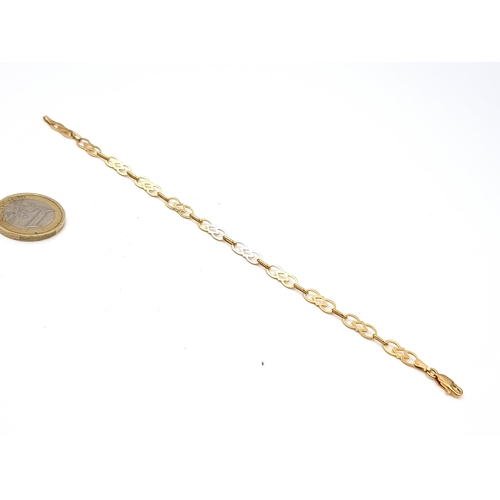 815 - A pretty 9ct Gold Bracelet, weight 3.12gms.