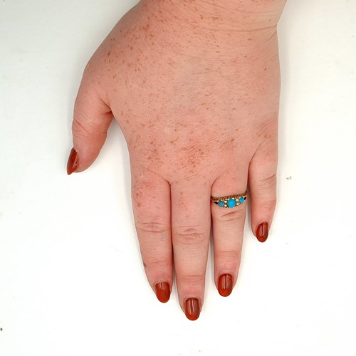 33 - A really attractive antique 9ct Gold 3 stone Turquoise Ring, Size P, weight 2.04 gms.