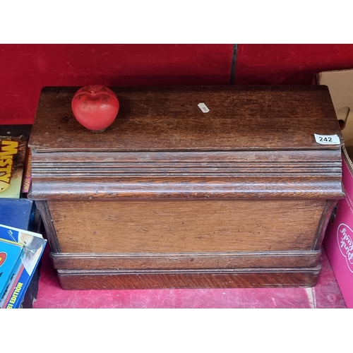 242 - A splendid early 20th-century Singer sewing machine in oak case dating from 1910.  Featuring beautif... 