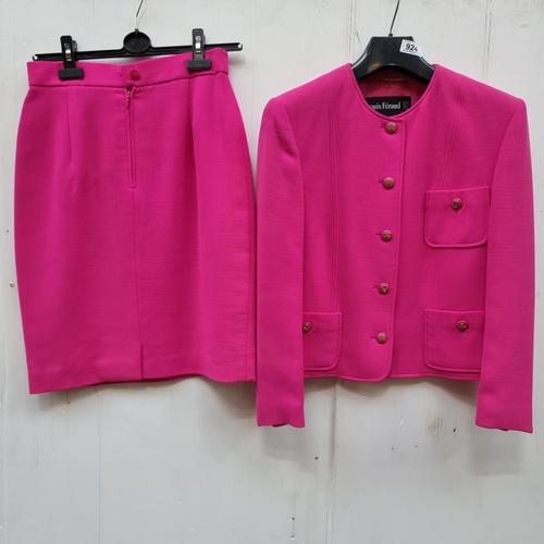 924 - A gorgeous designer Louis Férand ladies two piece suit. Including jacket and skirt, both in a rose p... 