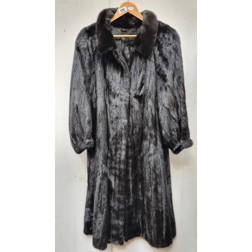 928 - Star Lot : An extremely stylish, very heavy ladies full Black mink coat. Excellent quality to this p... 