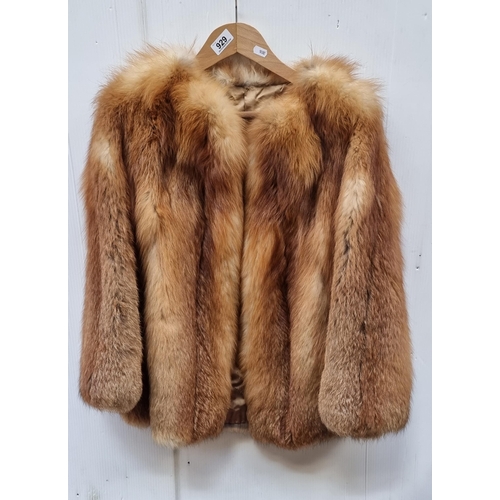 929 - A beautiful and extremally stylish natural fox fur ladies coat. Size UK 10. In VGC