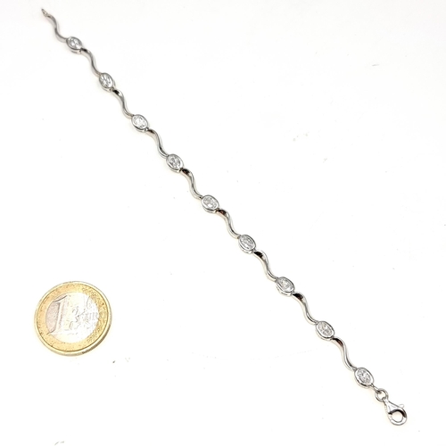 983 - A gorgeous hallmarked sterling silver ladies bracelet in presentation box. Total weight - 19.43 gram... 