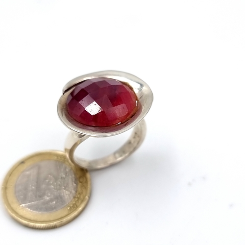 970 - A gorgeous sterling silver ring with a large faceted Ruby gemstone. Weight: 11.46cm. Size: Q.Brand n... 