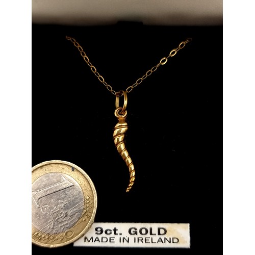 985 - A solid 9ct gold flat cornicello necklace on a 9ct gold flat chain. . Total weight - 1.38 grams.