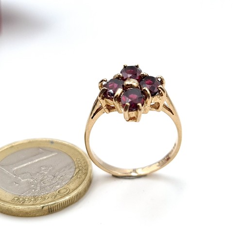 10 - Star Lot : An unusual exquisite garnet cluster ring, Victorian-era elegance in 9kt gold, boasting de... 