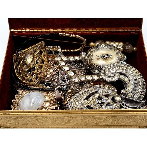 481 - A good collection of assorted costume jewellery consisting of Brooches, Necklaces, together with 4 s... 