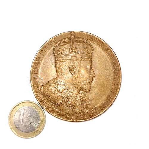 961 - A large collectable medal commemorating the crowning of King Edward VII on 9th of August, 1902. With... 