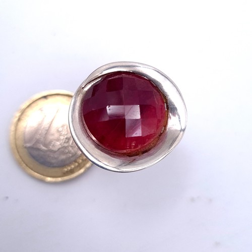 970 - A gorgeous sterling silver ring with a large faceted Ruby gemstone. Weight: 11.46cm. Size: Q.Brand n... 