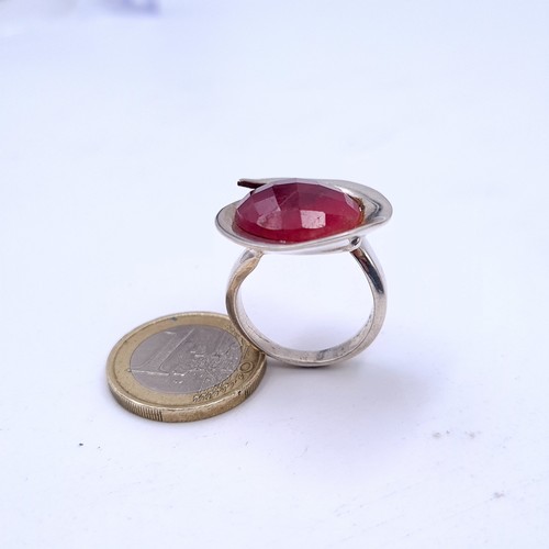 970 - A gorgeous sterling silver ring with a large faceted Ruby gemstone. Weight: 11.46cm. Size: Q.Brand n... 