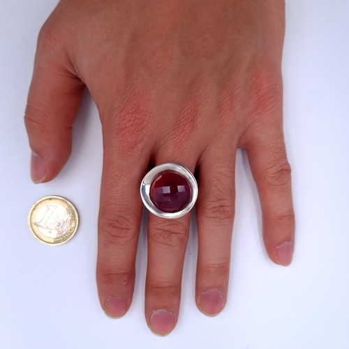 970 - A gorgeous sterling silver ring with a large faceted Ruby gemstone. Weight: 11.46cm. Size: Q.Brand n... 