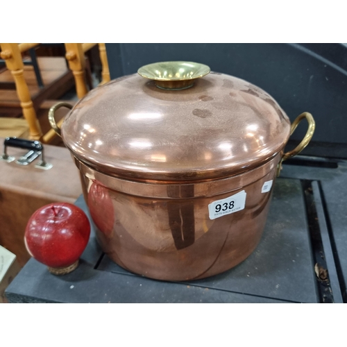 938 - A charming vintage large copper pot with brass handles. in very good condition.