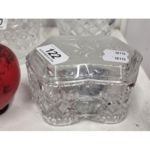 122 - A gorgeous Waterford Crystal jewellery Christmas box/music box which plays 'Deck the Halls'. With li... 