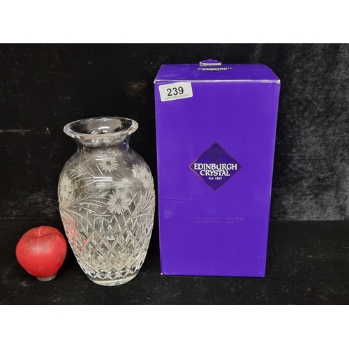 239 - A wonderful large Edinburgh Crystal vase in original box. In very good condition. Edinburgh Crystal ... 