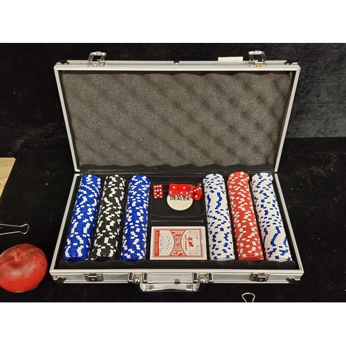 283 - A good poker set containing chips, dice and playing cards. Housed in a hard shell travel case.