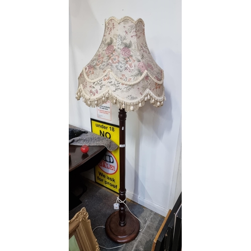 416 - A charming vintage floor standing lamp with lovely turned wood stem, topped with a scalloped shade i... 