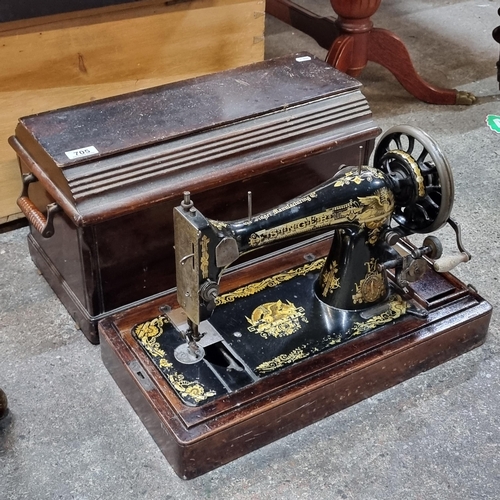 705 - A wonderful Edwardian Singer sewing machine model V379965. Dating to c.1908. Features elaborate gilt... 