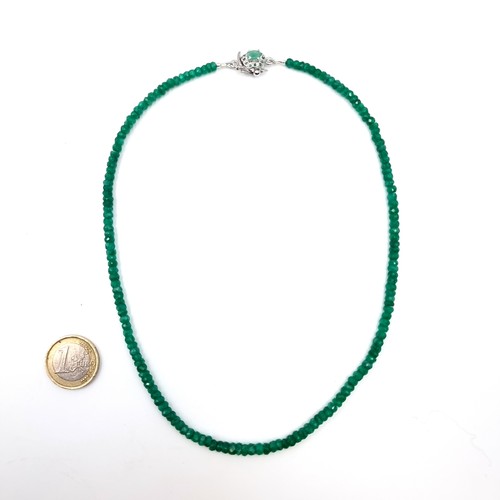 579 - A pretty emerald necklace set with a beautiful emerald set sterling silver clasp, length of necklace... 