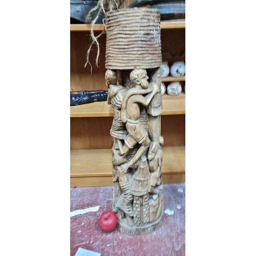 892 - A wonderful large hand carved African statue with beautiful highly accurate intricately carved detai... 