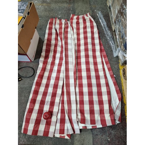 419 - A charming pair of gingham curtains in a red and cream colourway. With lining for extra insulation. ... 