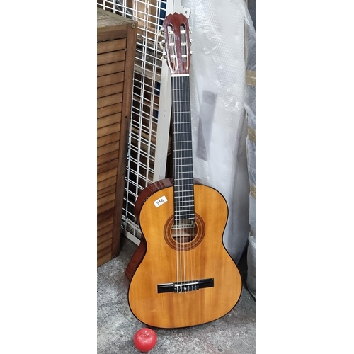 918 - A Hohner acoustic guitar with all strings. In very good condition. Similar examples have internet co... 