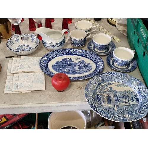 925 - China items boasting blue Japonaiserie designs including the Willow pattern. Comprising of a Cambrid... 