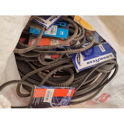 926 - A large collection of approx. 30 car V-belts including brand new examples from Goodyear, QH and Dayc... 