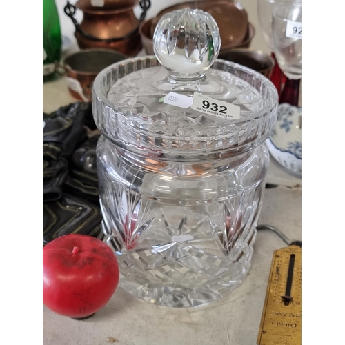 932 - A lovely very large crystal biscuit jar with lid. A heavy example in very good condition. You could ... 