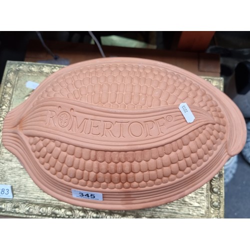 345 - A wonderful German Romertopf branded clay pot. Perfect for delicious oven roasted dishes. In very go... 