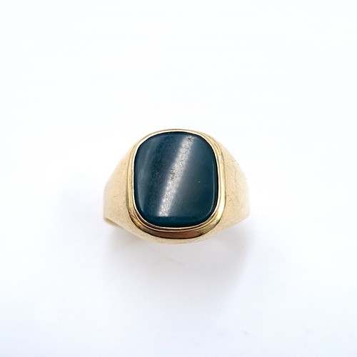 515 - Star lot : A vintage heavy 14K gold green polished agate stone gentlemen's ring, size Z, weight 6.1 ... 