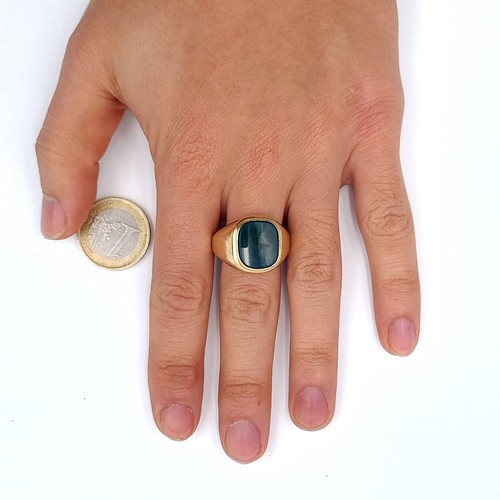 515 - Star lot : A vintage heavy 14K gold green polished agate stone gentlemen's ring, size Z, weight 6.1 ... 