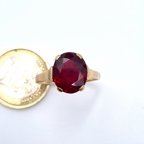 518 - Star lot : A vintage heavy 9K gold garnet stone ring, size T, weight 4.3 grams.