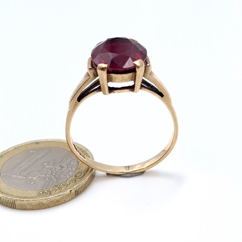 518 - Star lot : A vintage heavy 9K gold garnet stone ring, size T, weight 4.3 grams.