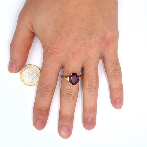 518 - Star lot : A vintage heavy 9K gold garnet stone ring, size T, weight 4.3 grams.